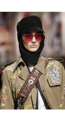 Details Christian Dior , Details Dior Fall 2018 Ready-to-Wear , Детали показа Кристиан Диор , Детали показа Диор осень зима 2018 , Fashion show , неделя моды в Париже , PFW , Мария Грация Кьюри , Mainstyles